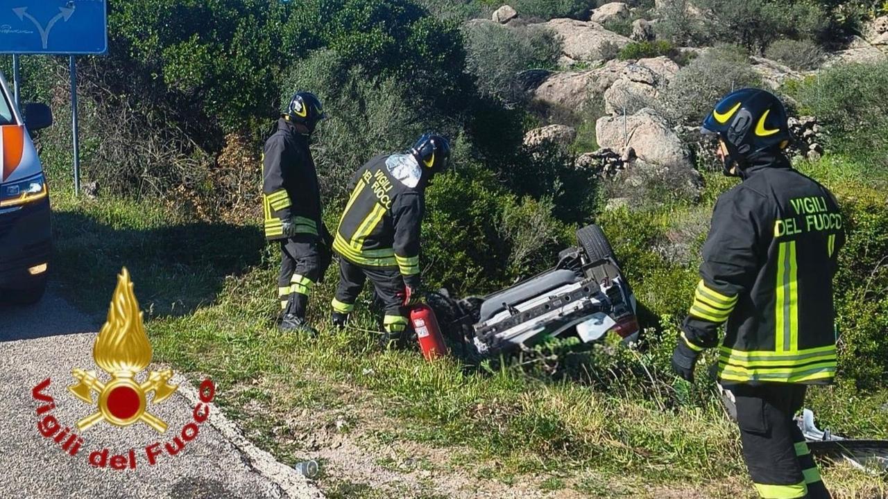 L’auto esce di strada e si ribalta: sul posto due ambulanze