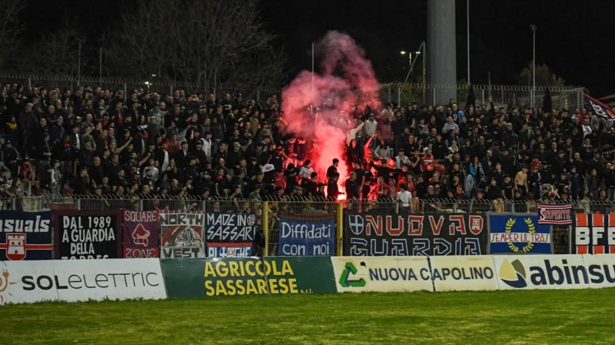 Torres, prima il pasticcio biglietti, ora ticket di nuovo in vendita: 350 tifosi in partenza per Arezzo