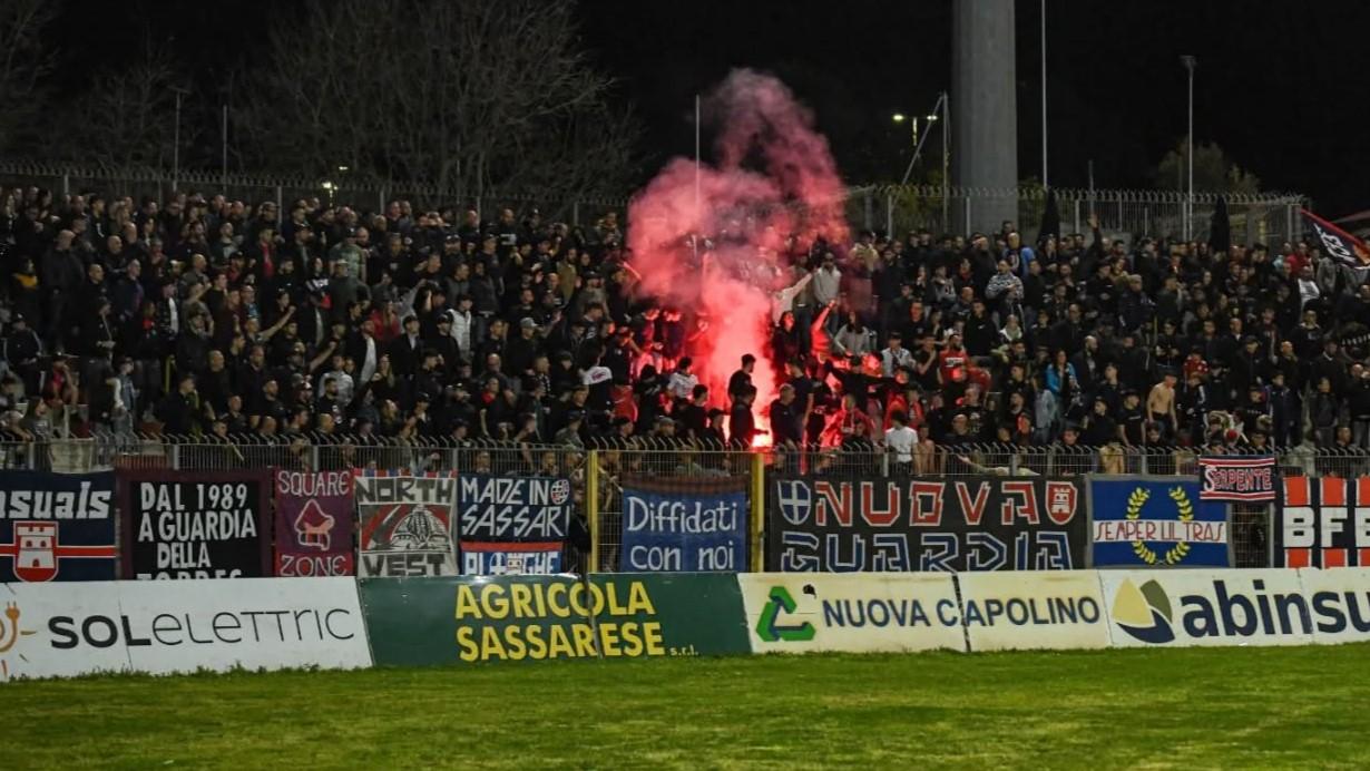 Torres, prima il pasticcio biglietti, ora ticket di nuovo in vendita: 350 tifosi in partenza per Arezzo