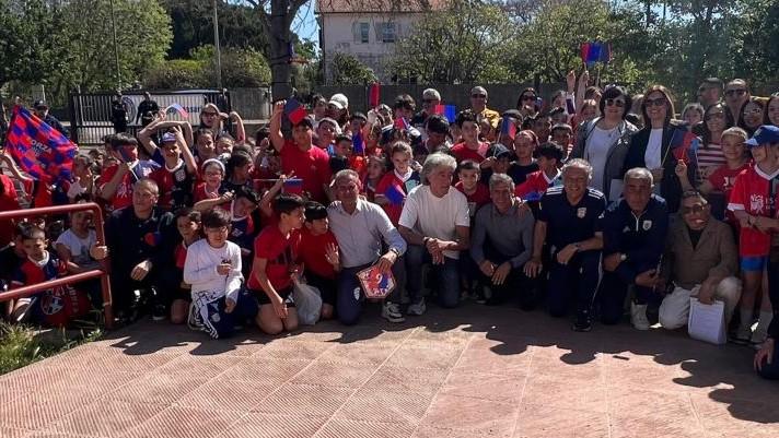 Torres, accoglienza da Champions a Bancali: l’abbraccio rossoblù a mister Zola