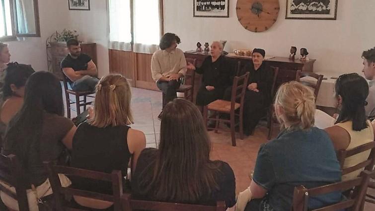 Tzia Zizza e tzia Tottona: le centenarie svelano agli studenti americani il segreto della longevità – La storia