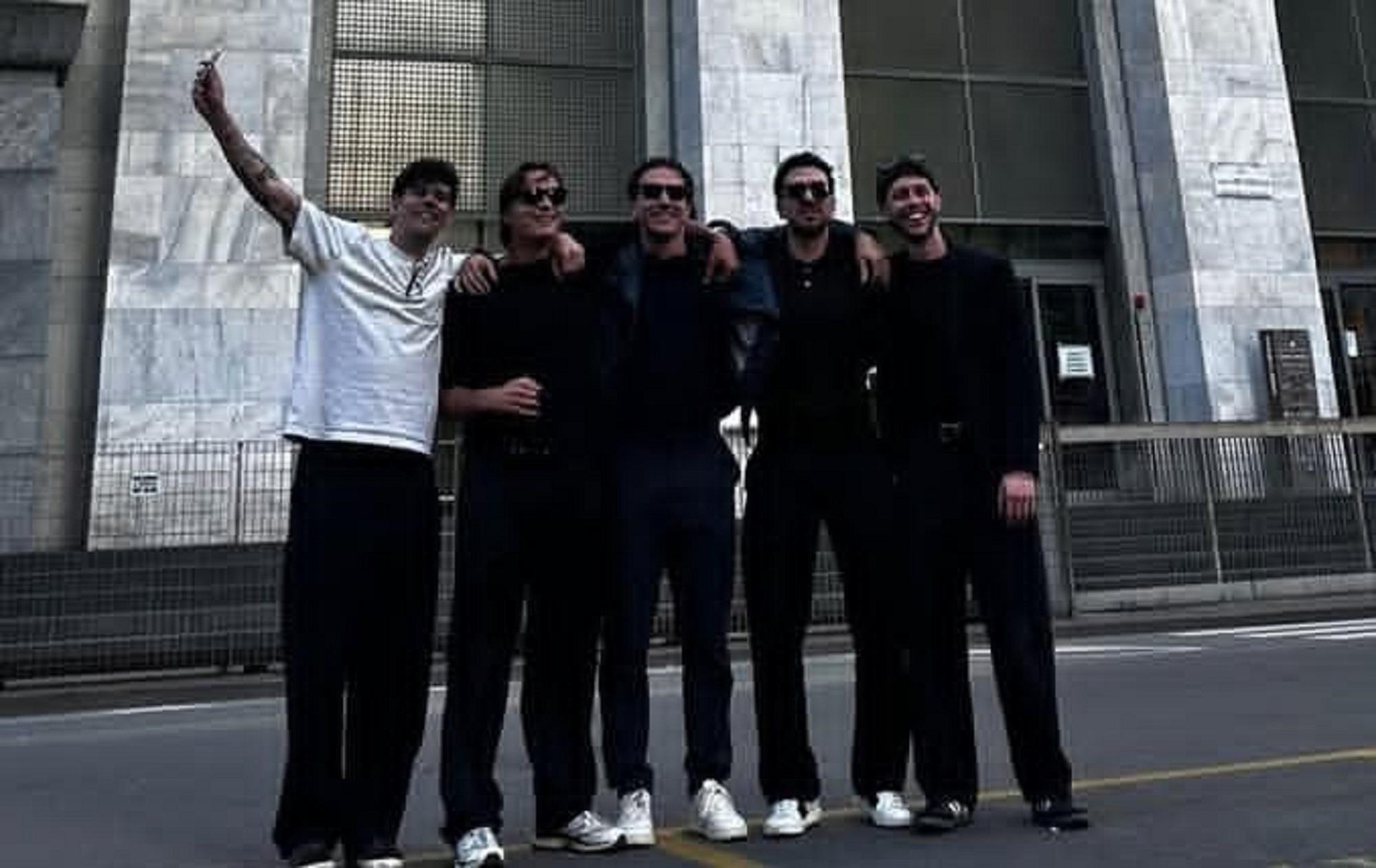 I cinque ragazzi fuori dal tribunale di Milano dopo l'assoluzione