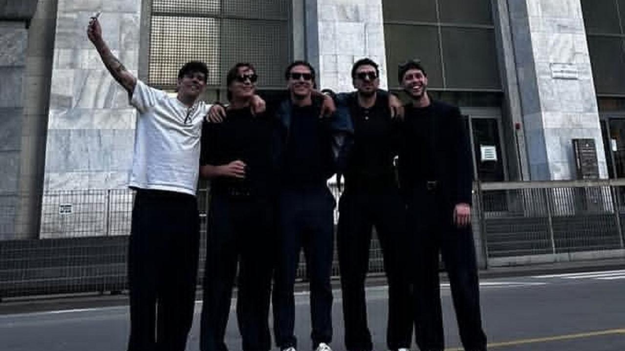 I cinque ragazzi fuori dal tribunale di Milano dopo l'assoluzione