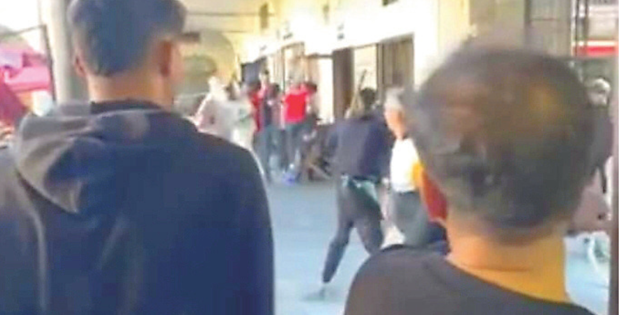 Pisa, volano tavoli nella rissa tra commercianti in Vettovaglie: un ferito