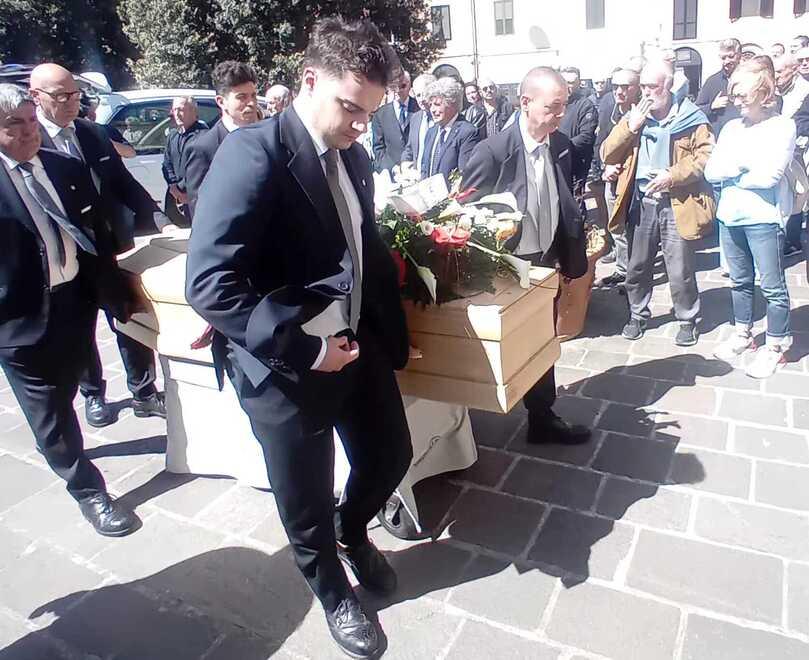 Capannori, lacrime e commozione per l’addio a Giulio Del Fiorentino<br>
