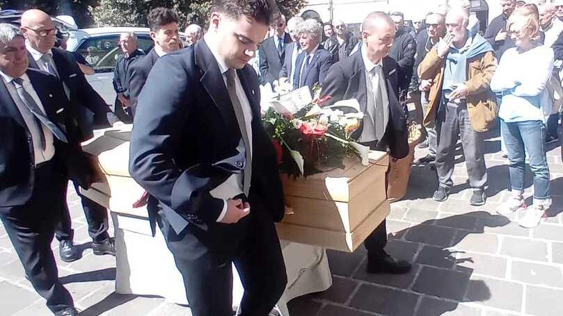 Capannori, lacrime e commozione per l’addio a Giulio Del Fiorentino<br>