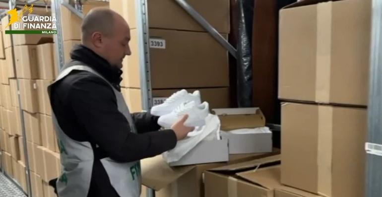 Scarpe griffate contraffatte e vendute a caro prezzo: scoperta filiera internazionale del falso fra Sardegna e penisola – VIDEO