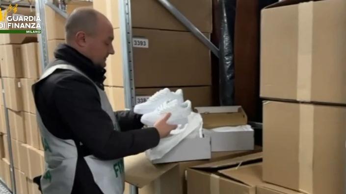 Scarpe griffate contraffatte e vendute a caro prezzo: scoperta filiera internazionale del falso fra Sardegna e penisola – VIDEO
