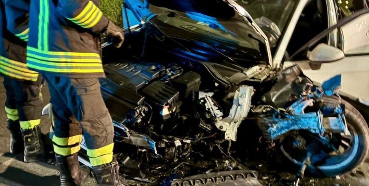 Pontedera, grave incidente nella notte: frontale tra due auto