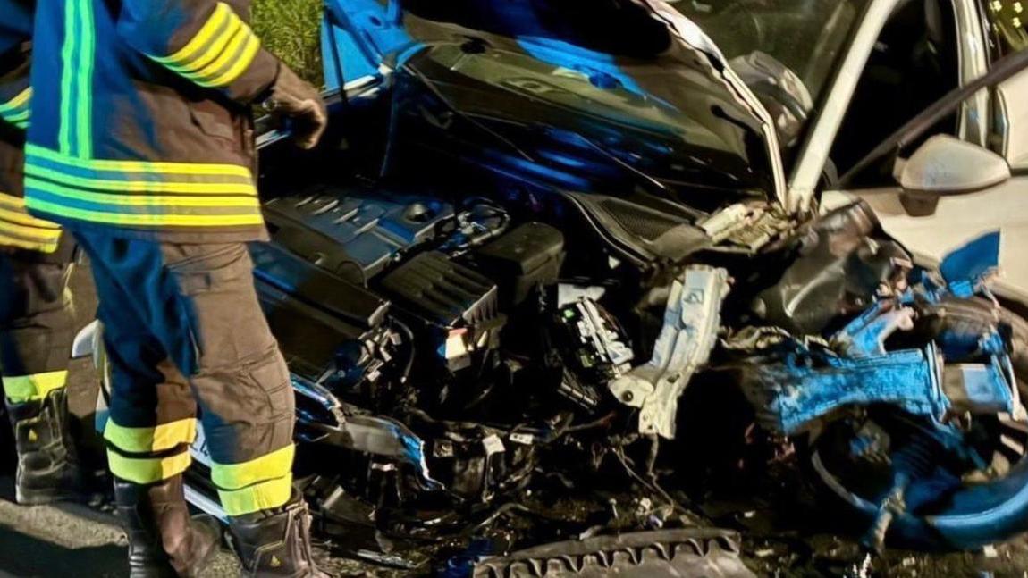 L'auto dopo lo schianto (Foto: vigili del fuoco)