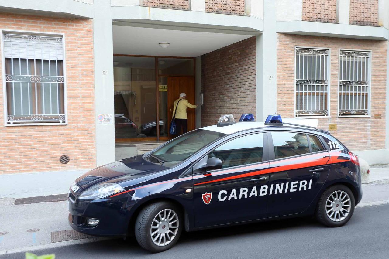 Scoperta mentre deruba un 94enne a Ferrara. Tenta di investire la figlia nella fuga