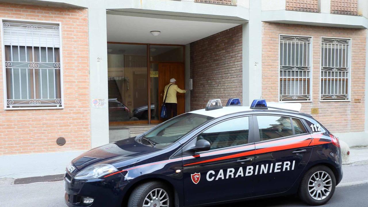 Scoperta mentre deruba un 94enne a Ferrara. Tenta di investire la figlia nella fuga