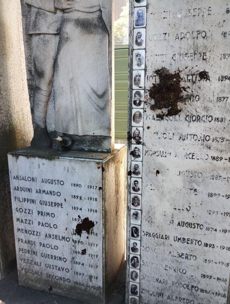 Imbrattato il monumento ai caduti nel giorno della Liberazione di Reggio Emilia. «Vile atto vandalico»