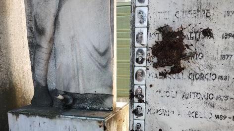 Imbrattato il monumento ai caduti nel giorno della Liberazione di Reggio Emilia. «Vile atto vandalico»