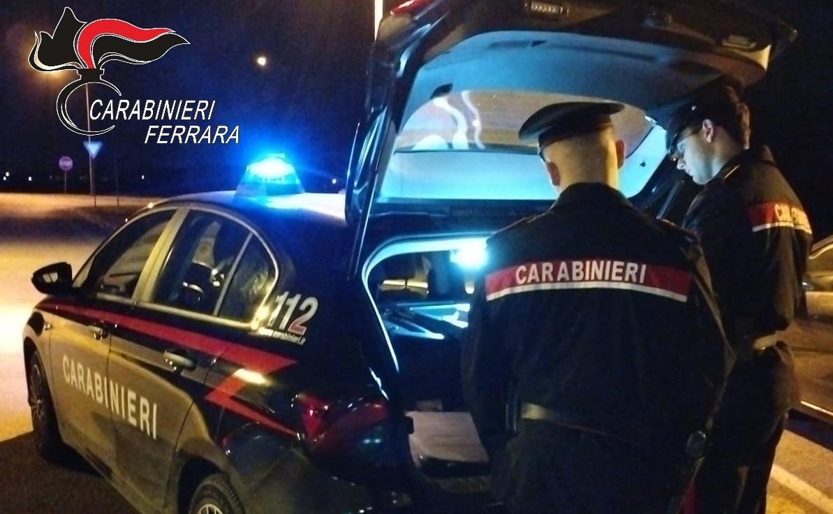 Blocca i treni, entra nelle ex scuole di Bondeno e poi aggredisce i carabinieri