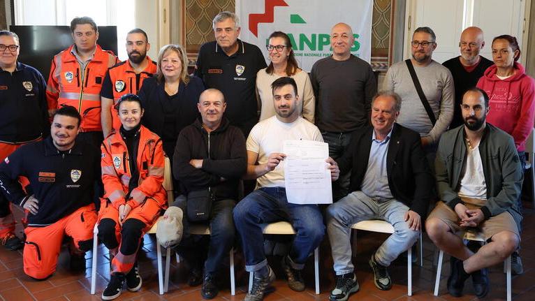 I rappresentanti della Rsu Sammontana con alcuni lavoratori dello stabilimento empolese e i volontari delle Pubbliche Assistenze riunite di Empoli durante la presentazione della donazione a favore dell’associazione (Foto Nucci)
