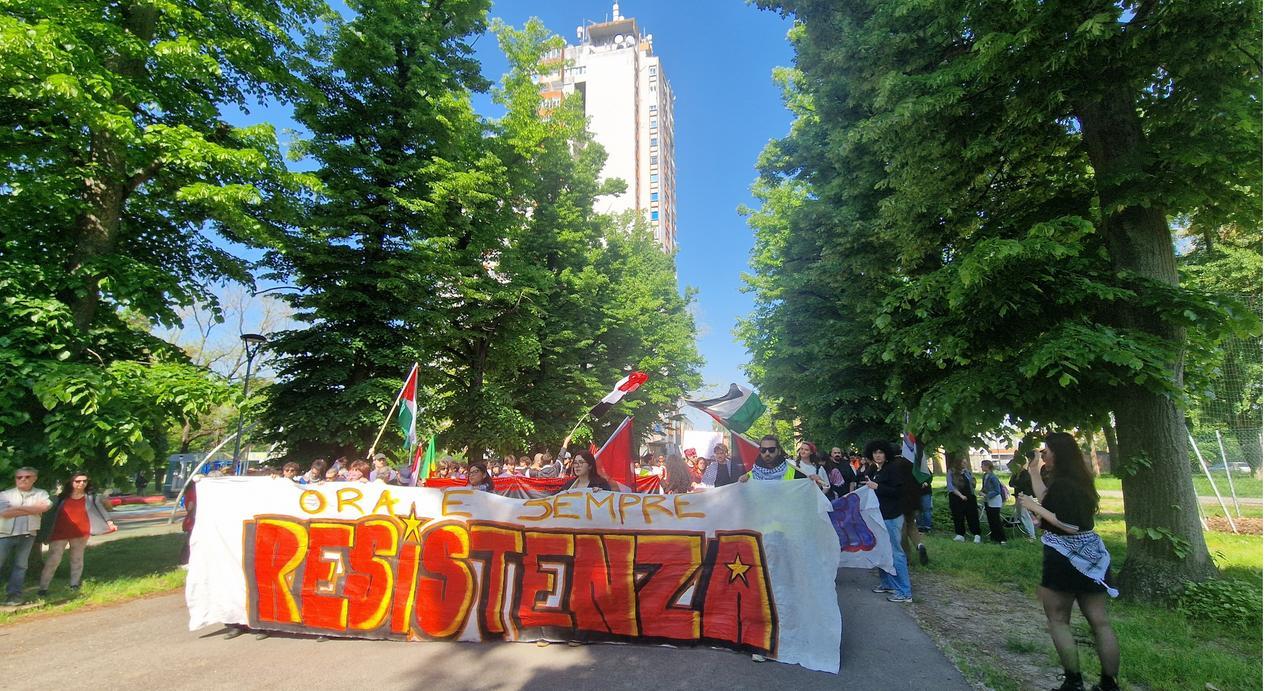 Una “marea di libertà” sfila per le vie di Ferrara