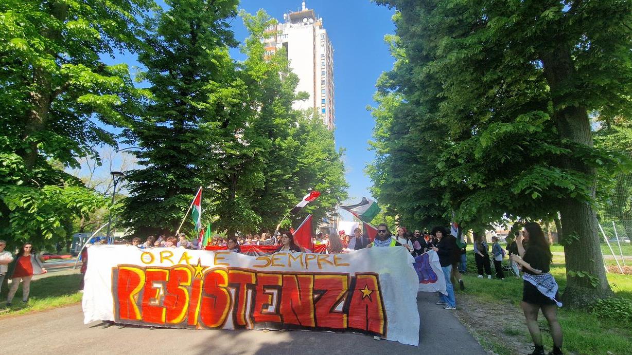 Una “marea di libertà” sfila per le vie di Ferrara