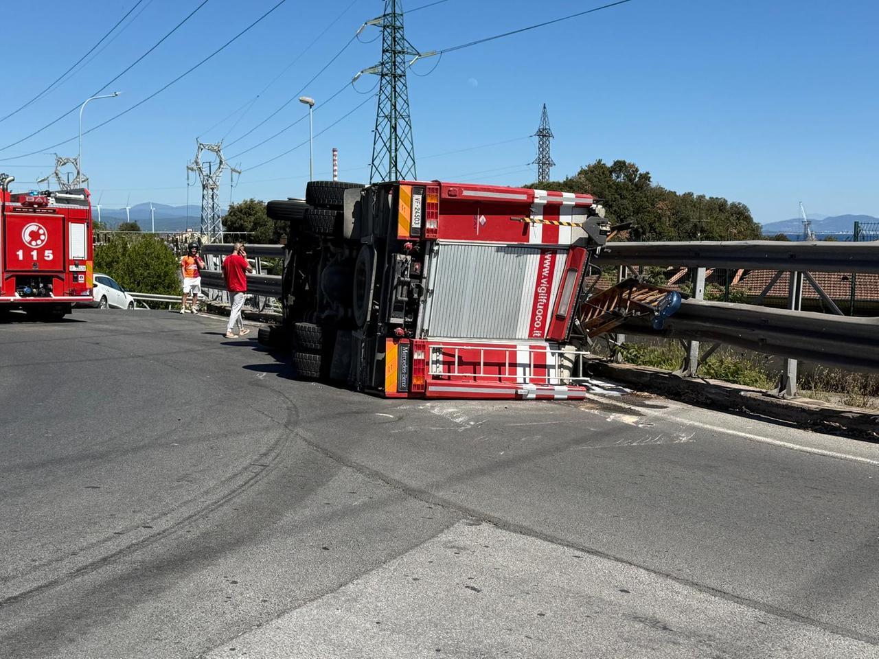 
	Il camion dei pompieri ribaltato

