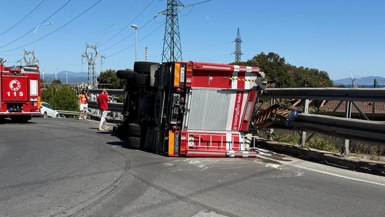 Il camion dei pompieri ribaltato