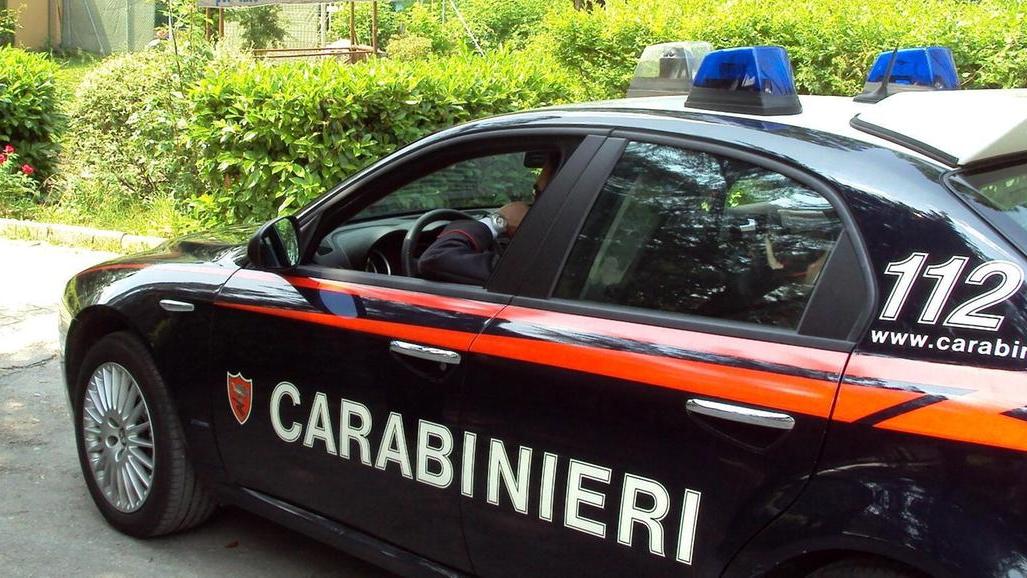 Aggredisce un collega durante la lite e gli morde un dito: denunciato