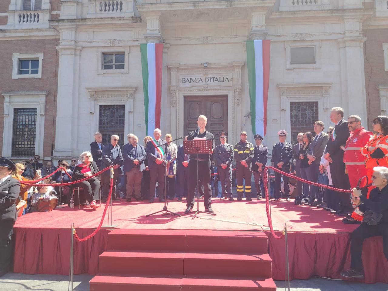 Festa della Liberazione, in 5mila a Reggio Emilia con Scurati. A Meloni: «Nominate la Resistenza». Il sindaco a La Russa: «Equipara tutti i caduti: noi non ci stiamo»