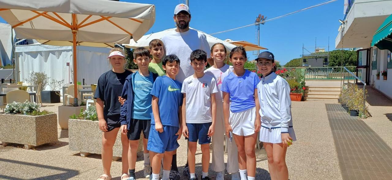 Sardegna Open, primo allenamento per Matteo Berrettini e incontro con i giovani tennisti – VIDEO