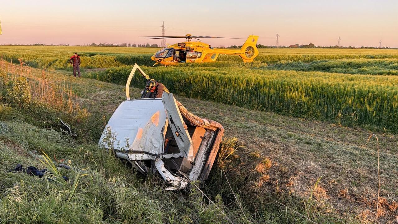 Esce di strada e viene sbalzato fuori dal furgoncino. Incidente sulla Super Ferrara-mare: grave un uomo