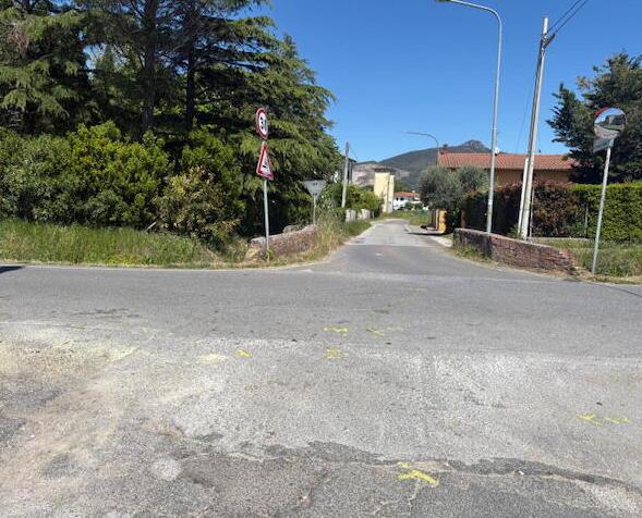 Cascina, scontro con un’auto: finisce con lo scooter in un fosso. Grave 20enne