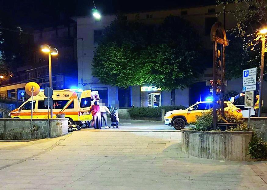 Difende una ragazza: accoltellato e portato via in elicottero