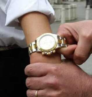 Forte dei Marmi, scippato del Rolex dentro l’hotel chiede 35mila euro di danni