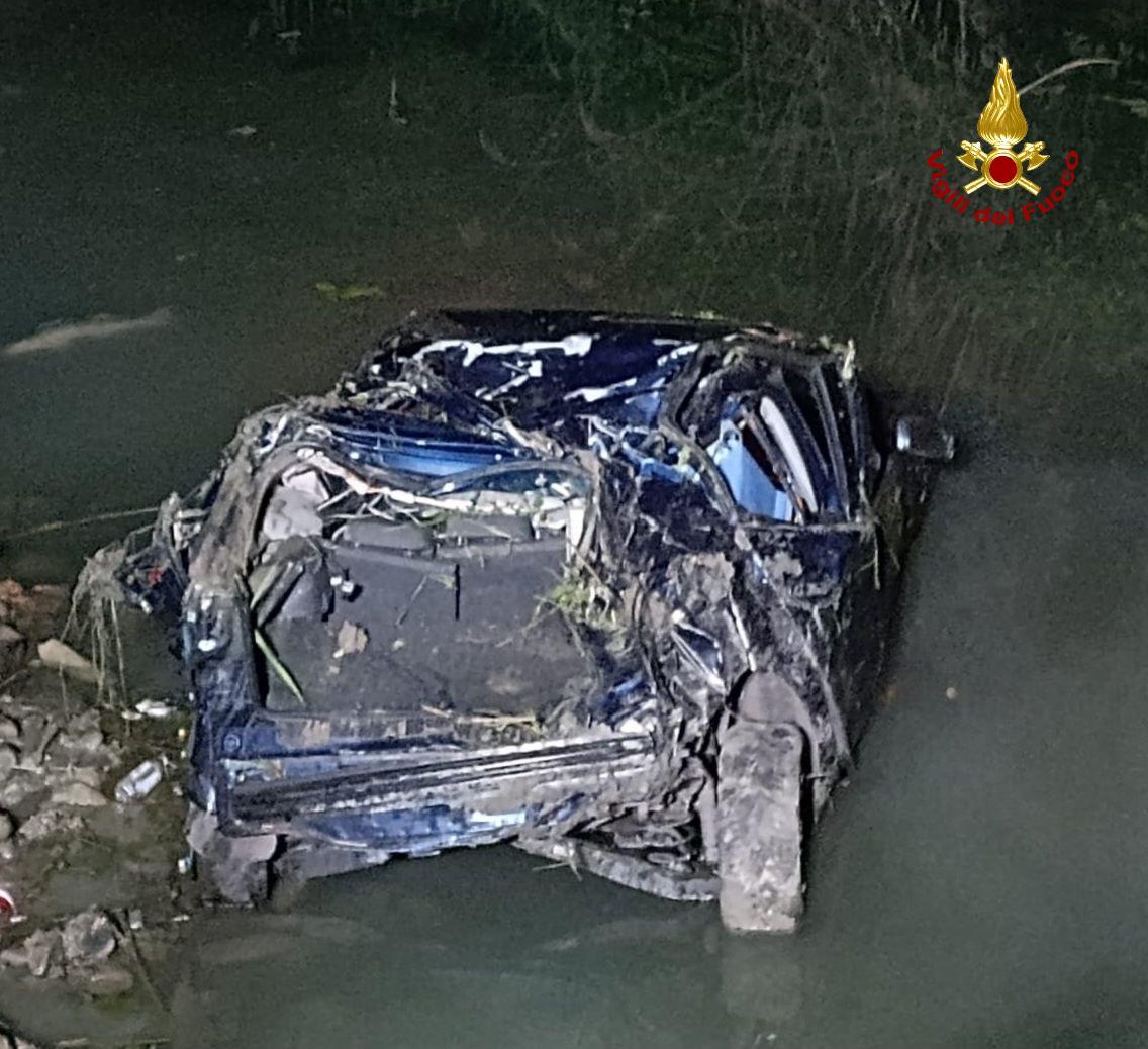 Grave incidente in A1 a Reggio Emilia: l’auto esce di strada e finisce in un canale, due feriti