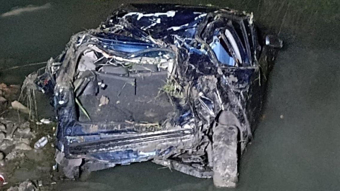 Grave incidente in A1 a Reggio Emilia: l’auto esce di strada e finisce in un canale, due feriti