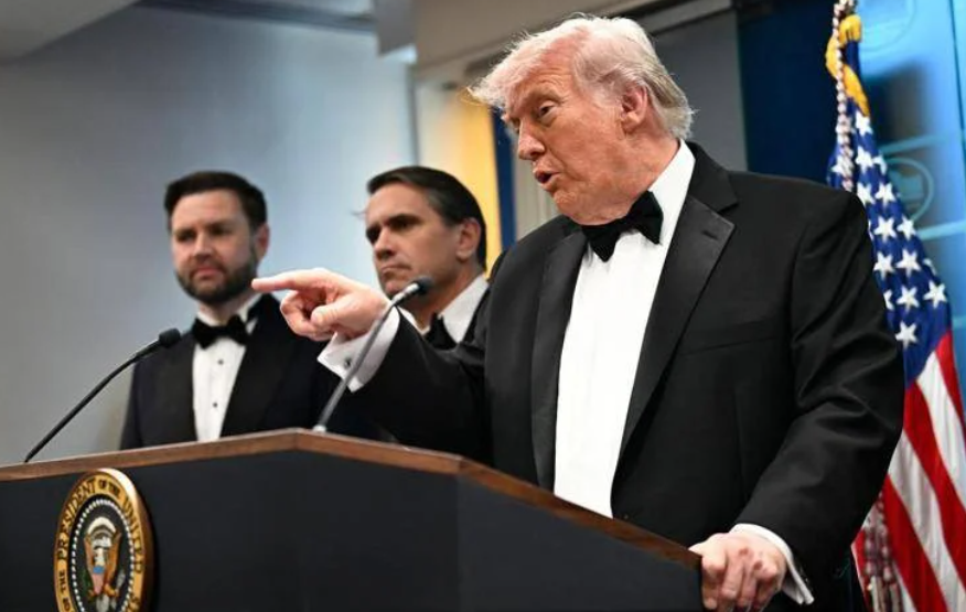 Paura a Washington, spari alla cena con i giornalisti della Casa Bianca: Trump portato al sicuro