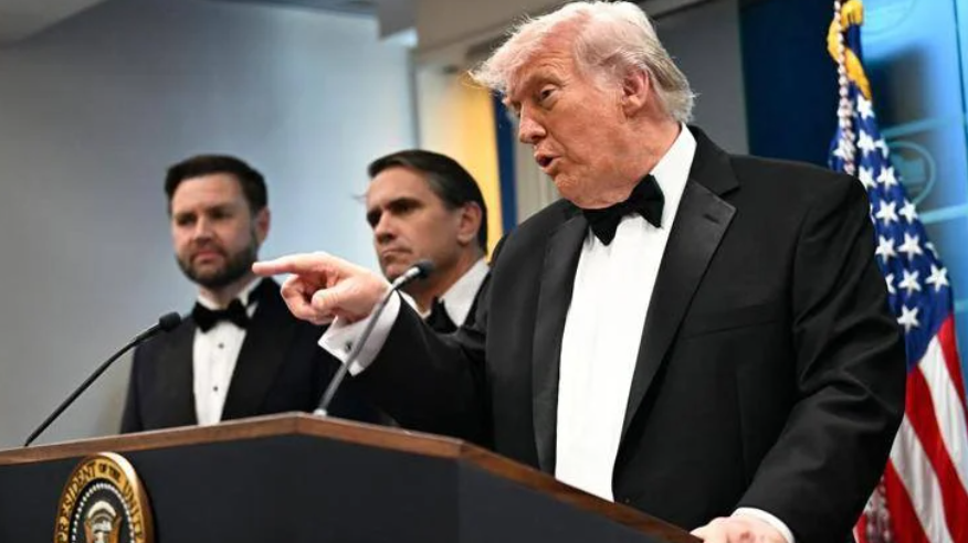 Paura a Washington, spari alla cena con i giornalisti della Casa Bianca: Trump portato al sicuro