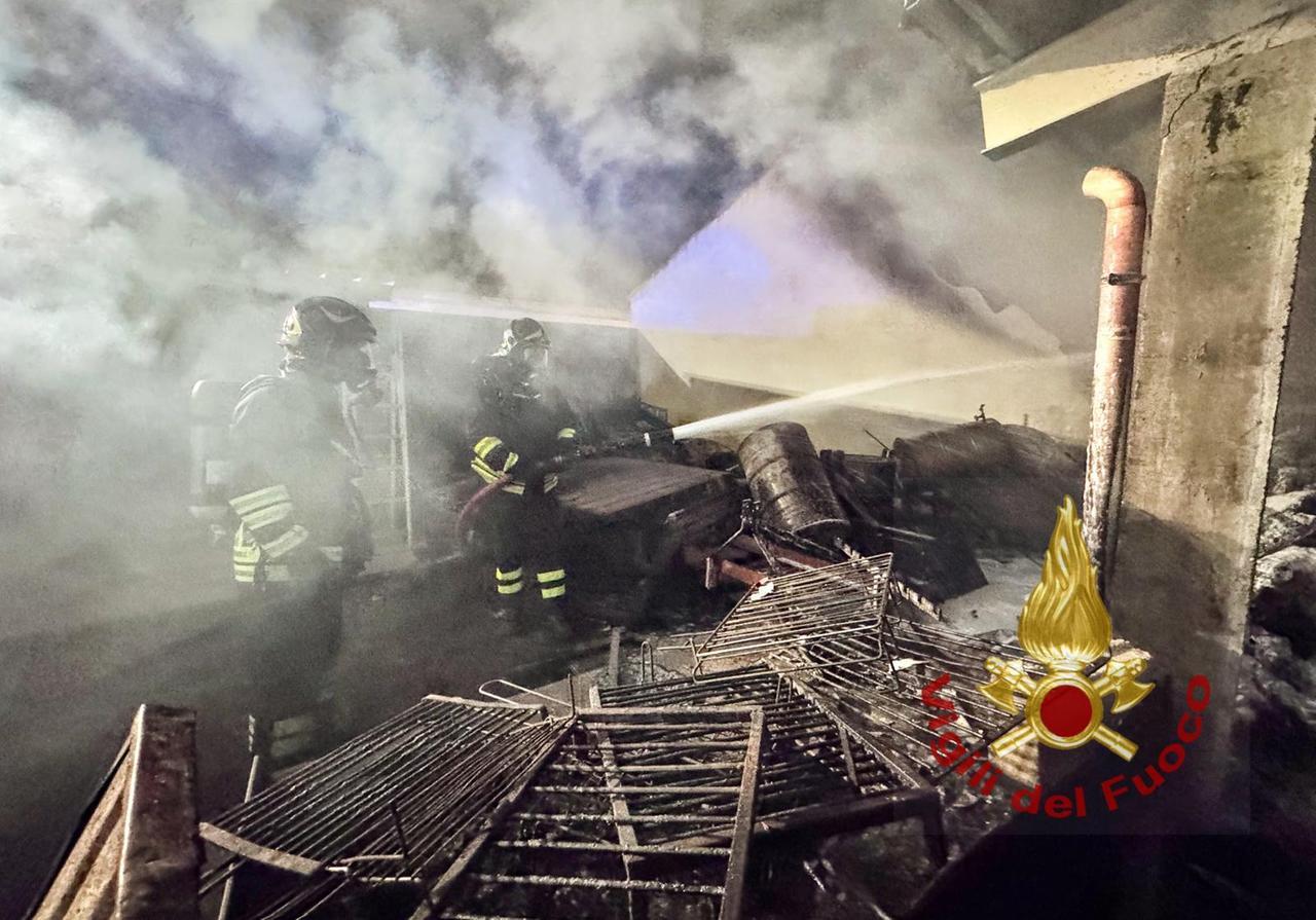 Fiamme in un capanno vicino a una casa: intervento dei vigili del fuoco