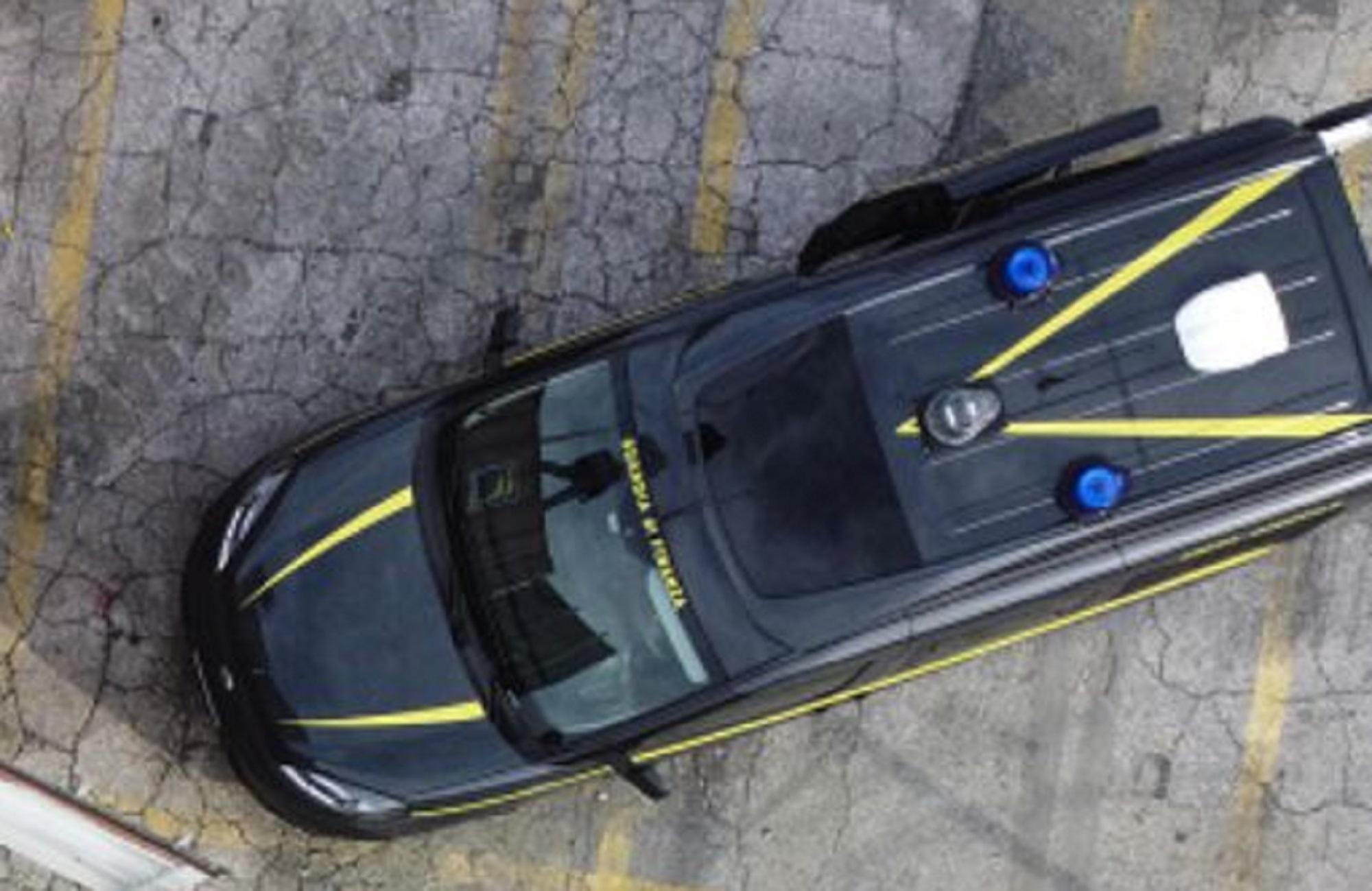 Un'auto della finanza