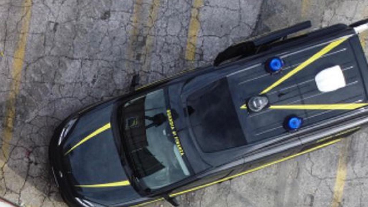 Un'auto della finanza