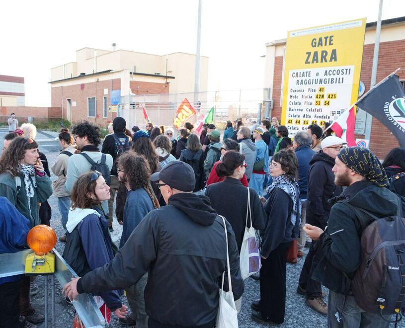 Livorno, la protesta: «Stop alla nave dei rifornimenti per Israele»<br>
