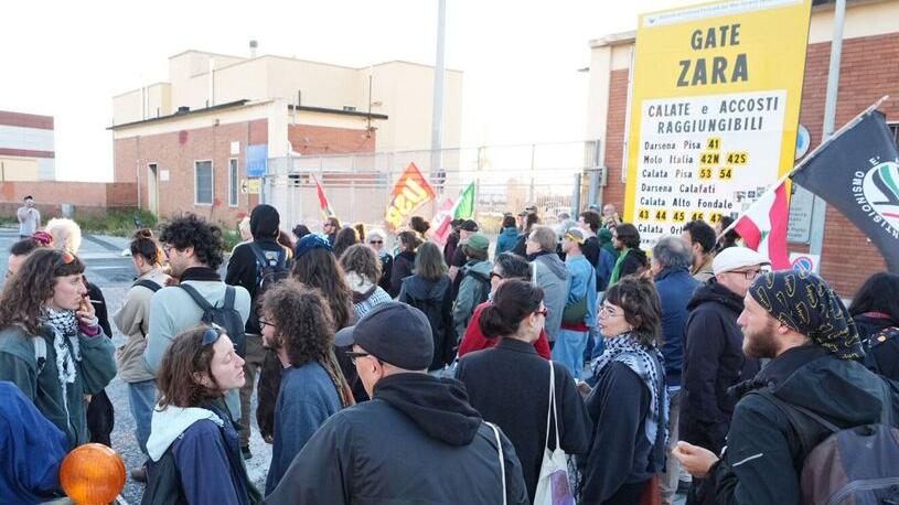 Livorno, la protesta: «Stop alla nave dei rifornimenti per Israele»<br>