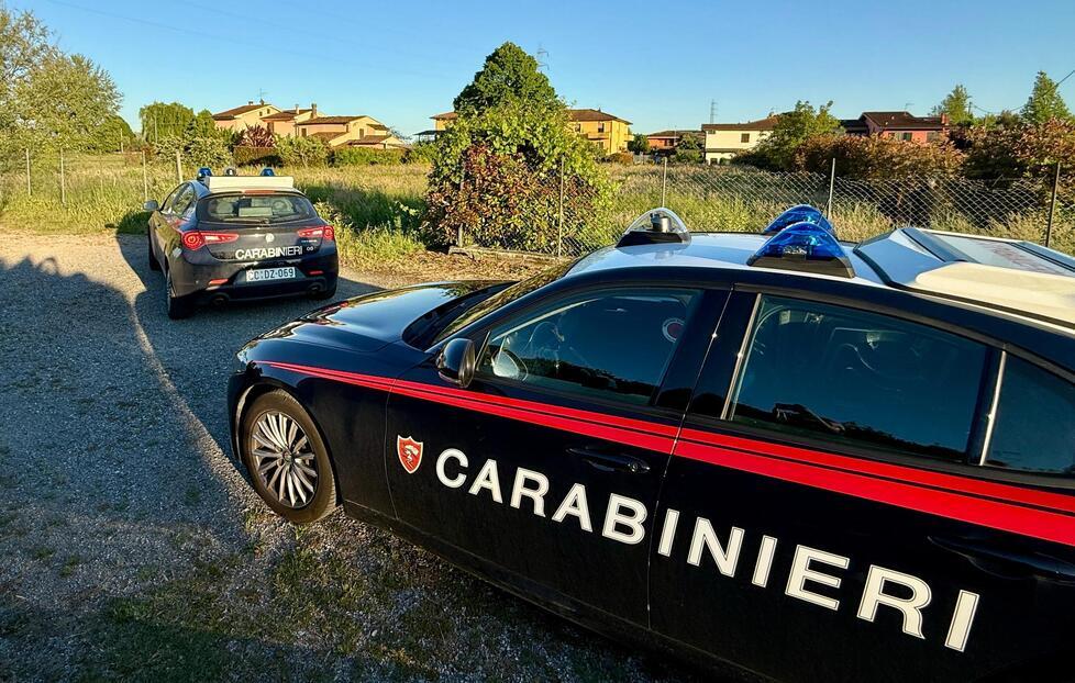 Chiesina Uzzanese, spara alle case e poi si toglie la vita