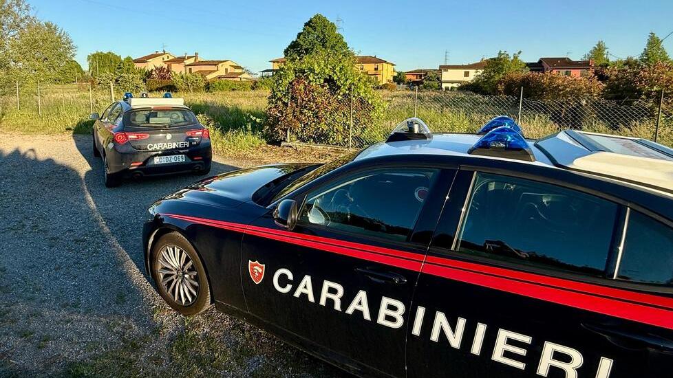 Chiesina Uzzanese, spara alle case e poi si toglie la vita