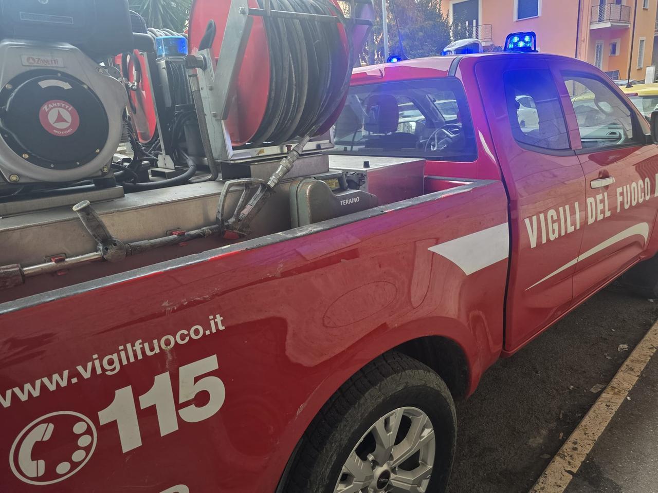 Si tuffa per salvare il cane e muore nel canale