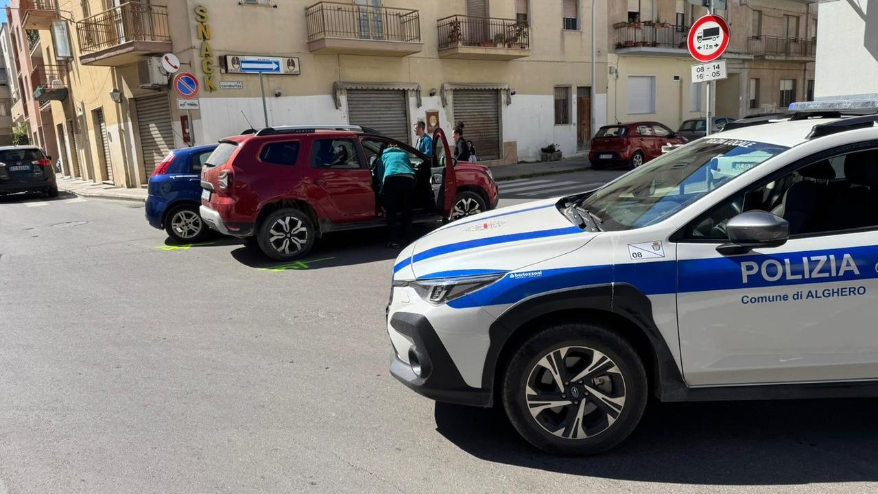 Alghero, violento scontro tra due auto: un ferito