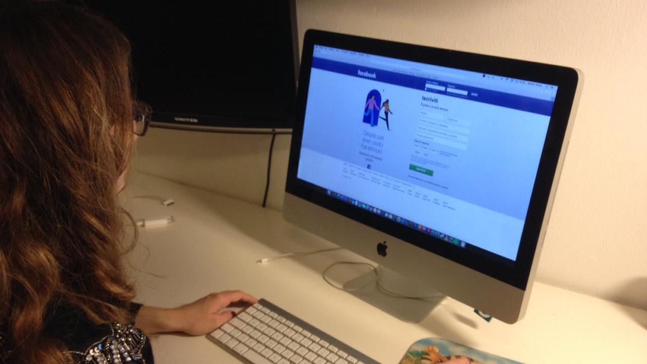 «La tua casa è un campo rom: vergognati!»: post su Facebook fa scattare la denuncia