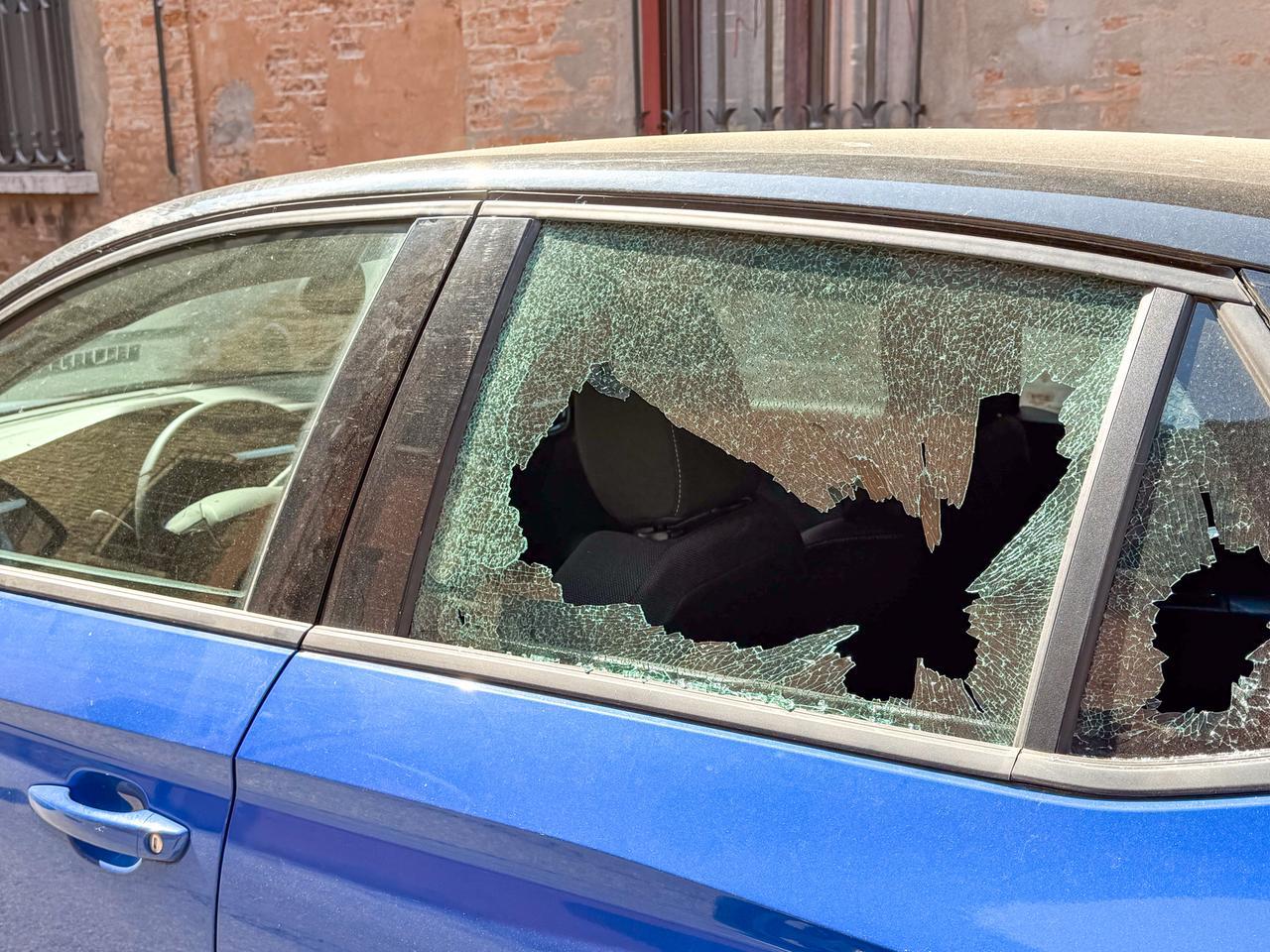 Auto in sosta e vetri infranti, raffica di spaccate a Ferrara