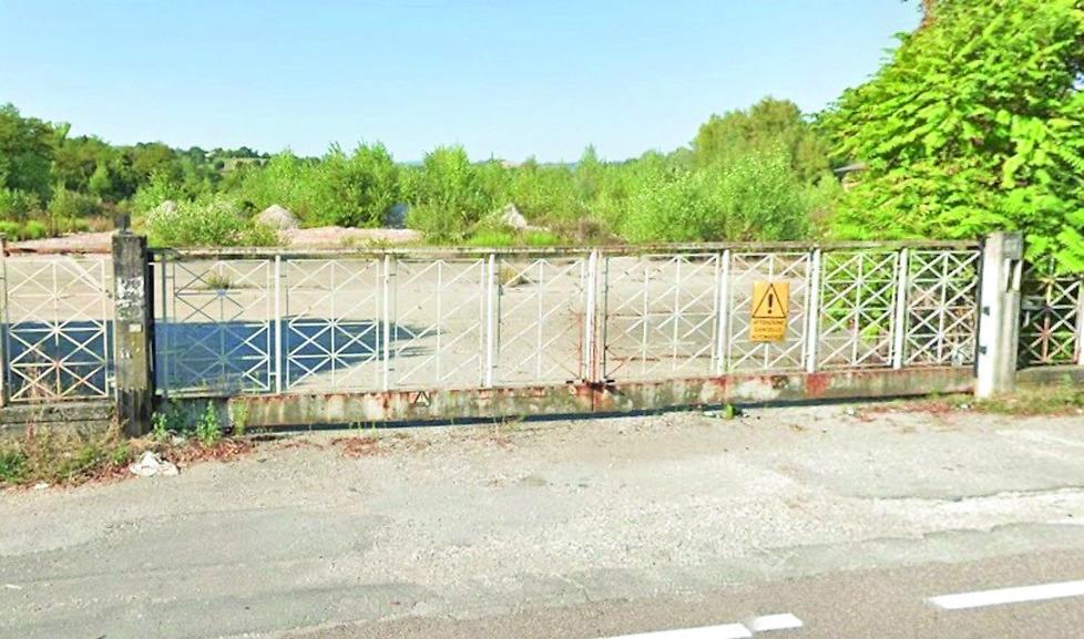 
	L'ingresso dello stabilimento abbandonato

