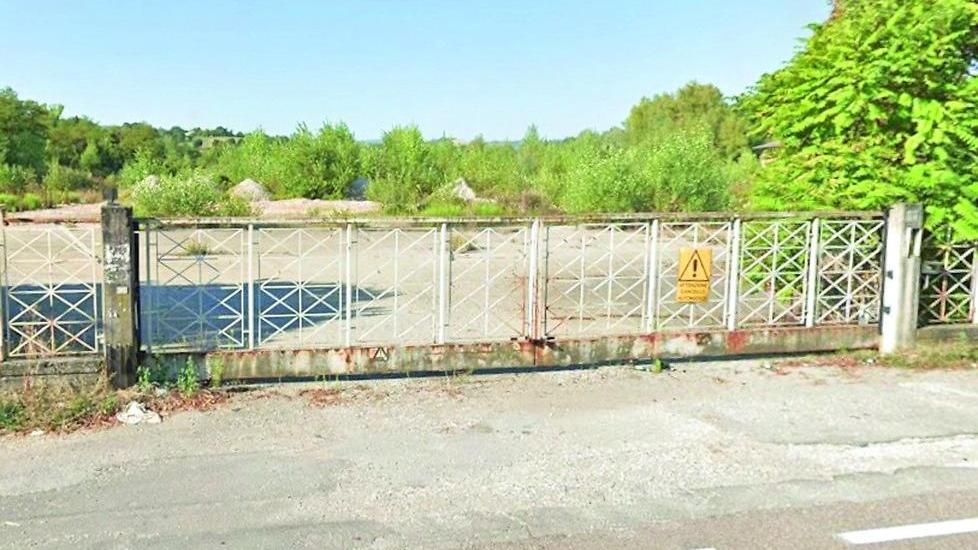 L'ingresso dello stabilimento abbandonato