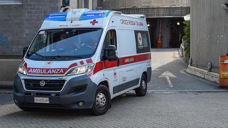 Si gettò dal balcone con i tre figli: estubata la bimba sopravvissuta