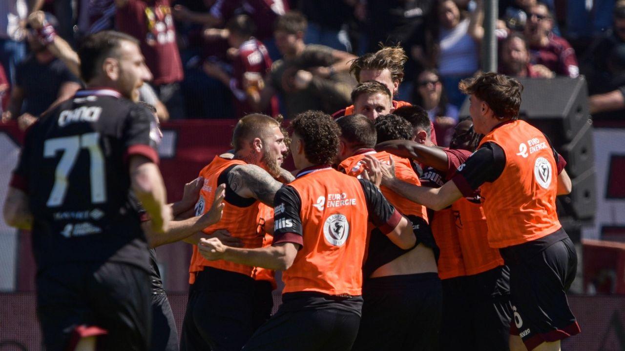 L'Arezzo in festa (foto Ss Arezzo(